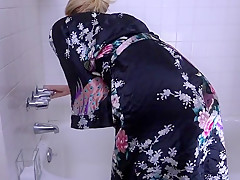 She  seduced a body massage.