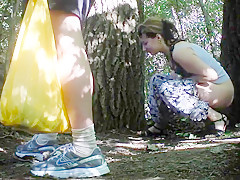 Woman pee in the park1