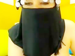 Pregnant arab woman shows pussy