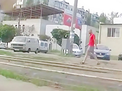 Magrinha sabrosa de mini falda blanca cogiendo el tren