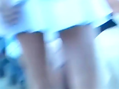 Magrinha sabrosa de mini falda blanca cogiendo el tren