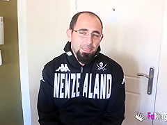 Blind date: a dancer and an unemployed guy