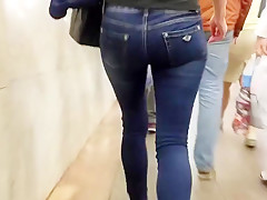 Russian ass in the metro 2