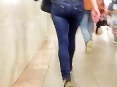 Russian ass in the metro 2