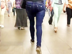 Russian ass in the metro 2