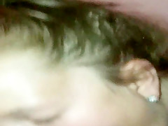 Hun gjør narr av sin lille kuk, men hun suger det fortsatt