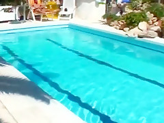 Poolboy fickt zwei notgeile Touristinnen