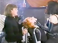 Fabulous Retro, Lesbian sex scene