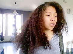 Cette salope de maeva chante comme un pied mais je la baise