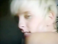 Esposa sorprende al jardinero, cornudo los graba.