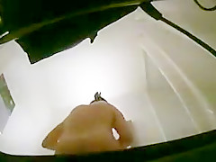 Claude dans la salle de bain