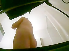 Claude dans la salle de bain