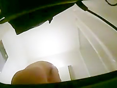 Claude dans la salle de bain