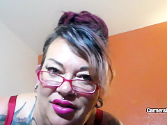 Fat mom Carmen De La Vega shakes her ass while smoking vape