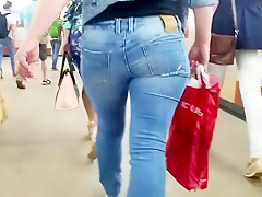 Russian milf with nice ass on the street