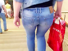 Russian milf with nice ass on the street