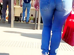 Russian milf with nice ass on the street