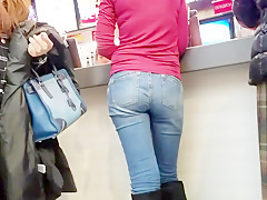 Girl with nice ass waiting meal
