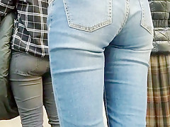 Girl with nice ass waiting meal