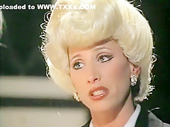 Incredible Blonde, Lesbian porn scene