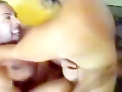 Elle se fait un peu malmener