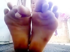 Novinha mostrando suas solas