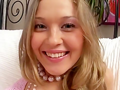 Petite jeunette qui prend le compte avec un gros penis