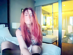 Attractive Webcam Babe Plays On Cam