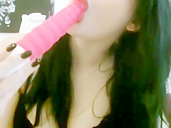 Geile Hure wichst sich ihre Fotze!