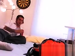 Une belle calisse de pute queacute;beacute;coise est gacirc;teacute;e par une grosse queue