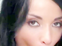 Une sexy brune putain pipe