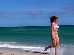 Big Naturals - Ivy Rose shows off her big Boobs