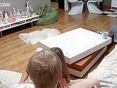 Elle offre une bonne partie de baise à son mec dans son salon