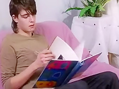 Femme cougar russe en collants prend son pied