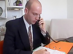 La secrétaire suce son patron et baise dans le bureau