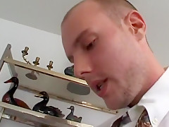 La secrétaire suce son patron et baise dans le bureau