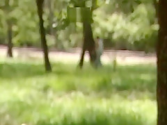 Française déboitée sur une voie ferrée