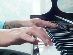 Une blonde se prend une faciale juteuse