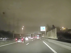 Cette jolie jeune patronne va payer la course de taxi en nature