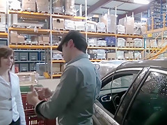 Cette jolie jeune patronne va payer la course de taxi en nature