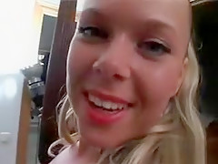 Casting d'une blonde pulpeuse avec la chatte lisse