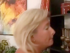 Jeune lèche et fait jouir une italienne mature