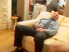 Enculée par les mecs de son immeuble