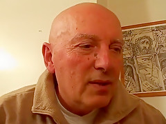 Enculée par les mecs de son immeuble