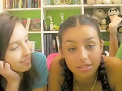 Amazing college girl feet !