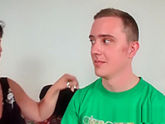 Reife Milf Fickstute melkt jungen Schwanz