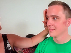 Reife Milf Fickstute melkt jungen Schwanz