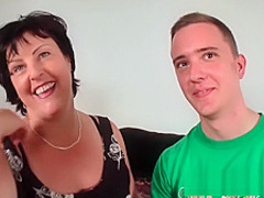 Reife Milf Fickstute melkt jungen Schwanz