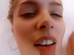 Young pussy masturbate on the sofa.