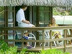 Une blonde super jolie baise dans la mer avec son ami